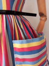 Cargar imagen en el visor de la galería, 1940s 1950s - Spectacular Rainbow Cotton Dress - W27 (68cm)
