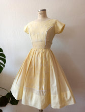 Laden Sie das Bild in den Galerie-Viewer, 1950s - Adorable Embroidery Vanilla Cotton Dress - W25 (64cm)

