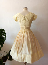 Cargar imagen en el visor de la galería, 1950s - Adorable Embroidery Vanilla Cotton Dress - W25 (64cm)
