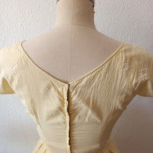 Load image into Gallery viewer, 1950s - Adorable Embroidery Vanilla Cotton Dress - W25 (64cm)
