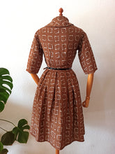 Laden Sie das Bild in den Galerie-Viewer, 1950s - Marvelous Brown Chocolate Dress - W25/26 (64/66cm)
