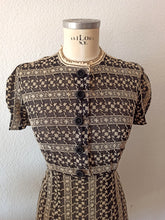 Charger l&#39;image dans la galerie, 1930s - Gorgeous Puff Shoulders Embroidered Dress - W30 (76cm)
