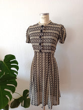 Laden Sie das Bild in den Galerie-Viewer, 1930s - Gorgeous Puff Shoulders Embroidered Dress - W30 (76cm)
