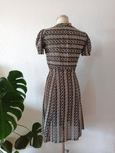 Laden Sie das Bild in den Galerie-Viewer, 1930s - Gorgeous Puff Shoulders Embroidered Dress - W30 (76cm)
