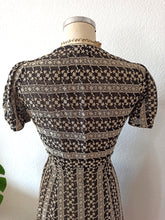 Charger l&#39;image dans la galerie, 1930s - Gorgeous Puff Shoulders Embroidered Dress - W30 (76cm)
