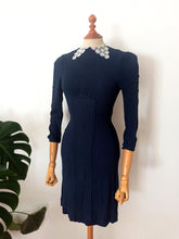 Laden Sie das Bild in den Galerie-Viewer, 1930s 1940s - Gorgeous Stretchable Crepe Dress - W27/31 (68/80cm)

