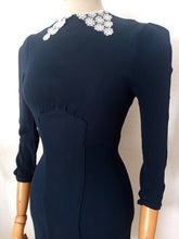 Cargar imagen en el visor de la galería, 1930s 1940s - Gorgeous Stretchable Crepe Dress - W27/31 (68/80cm)
