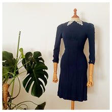 Charger l&#39;image dans la galerie, 1930s 1940s - Gorgeous Stretchable Crepe Dress - W27/31 (68/80cm)
