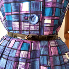 Cargar imagen en el visor de la galería, 1950s - Fabulous Purple Abstract Cotton Dress - W28 (72cm)
