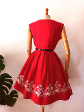 Laden Sie das Bild in den Galerie-Viewer, 1950s - Gorgeous Red Embroidery Linen Dress - W27.5 (70cm)
