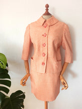 Laden Sie das Bild in den Galerie-Viewer, 1960s - Exquisite Orange Plaid Wool Suit - W25 (64cm)
