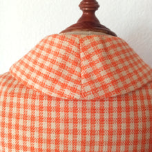 Laden Sie das Bild in den Galerie-Viewer, 1960s - Exquisite Orange Plaid Wool Suit - W25 (64cm)
