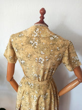 Laden Sie das Bild in den Galerie-Viewer, 1940s - LE BEUSSI, Paris - Adorable Autumn Floral Rayon Dress - W31 (80cm)
