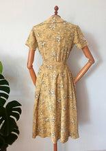 Laden Sie das Bild in den Galerie-Viewer, 1940s - LE BEUSSI, Paris - Adorable Autumn Floral Rayon Dress - W31 (80cm)
