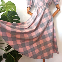 Laden Sie das Bild in den Galerie-Viewer, 1940s - Adorable Pink Plaid Puff Sleeves Dress - W27 (68cm)
