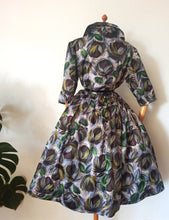 Laden Sie das Bild in den Galerie-Viewer, 1950s - Stunning Abstract Floral Satin Dress - W37 (94cm)
