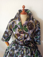 Laden Sie das Bild in den Galerie-Viewer, 1950s - Stunning Abstract Floral Satin Dress - W37 (94cm)
