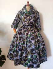 Laden Sie das Bild in den Galerie-Viewer, 1950s - Stunning Abstract Floral Satin Dress - W37 (94cm)
