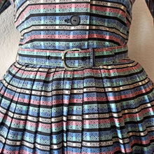 Laden Sie das Bild in den Galerie-Viewer, 1950s - Fabulous Brick Wall Print Cotton Dress - W27 (68cm)
