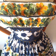 Laden Sie das Bild in den Galerie-Viewer, 1950s - HORROCKSES, UK - Stunning Floral Dress - W25 (64cm)
