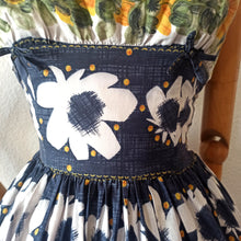 Laden Sie das Bild in den Galerie-Viewer, 1950s - HORROCKSES, UK - Stunning Floral Dress - W25 (64cm)
