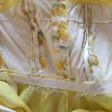 Laden Sie das Bild in den Galerie-Viewer, 1950s - Stunning Yellow Roses Prom Dress - W25 (64cm)
