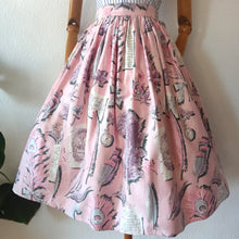 Laden Sie das Bild in den Galerie-Viewer, 1950s - Lovely Romantic Novelty Print Cotton Skirt - W26 (66cm)
