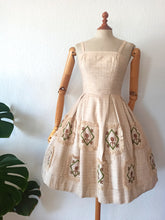 Laden Sie das Bild in den Galerie-Viewer, 1950s - Adorable Brown Embroidery Raffia Dress - W26 (66cm)
