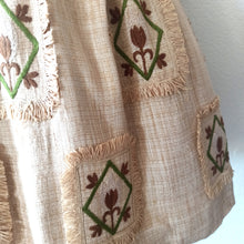 Laden Sie das Bild in den Galerie-Viewer, 1950s - Adorable Brown Embroidery Raffia Dress - W26 (66cm)

