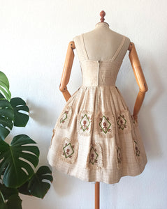 1950s - Adorable Brown Embroidery Raffia Dress - W26 (66cm)