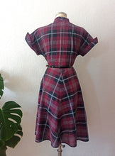 Laden Sie das Bild in den Galerie-Viewer, 1940s 1950s - Gorgeous Rosewood Burgundy Tartan Dress - W32 (82cm)
