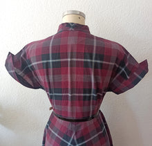 Laden Sie das Bild in den Galerie-Viewer, 1940s 1950s - Gorgeous Rosewood Burgundy Tartan Dress - W32 (82cm)
