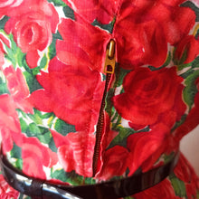 Laden Sie das Bild in den Galerie-Viewer, 1950s - Stunning French Rosegarden Dress - W29 (74cm)

