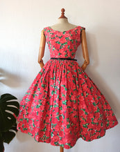 Laden Sie das Bild in den Galerie-Viewer, 1950s - Stunning French Rosegarden Dress - W29 (74cm)
