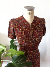 Laden Sie das Bild in den Galerie-Viewer, 1930s - Precious Front Zipper Hand Embroidered Dress - W28 (72cm)
