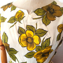 Cargar imagen en el visor de la galería, 1950s - Stunning Autumn Floral Dress - W25 (64cm)
