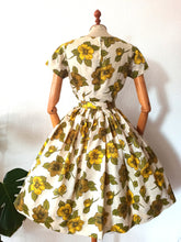 Laden Sie das Bild in den Galerie-Viewer, 1950s - Stunning Autumn Floral Dress - W25 (64cm)
