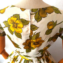 Laden Sie das Bild in den Galerie-Viewer, 1950s - Stunning Autumn Floral Dress - W25 (64cm)
