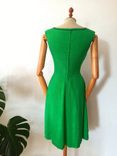 Laden Sie das Bild in den Galerie-Viewer, 1960s - Caroline Bal Moro -Bourges, France- Stunning Green Rayon Dress - W27 (68cm)
