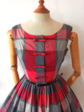 Laden Sie das Bild in den Galerie-Viewer, 1950s - Gorgeous Tartan Cotton  Dress - W27 (68cm)
