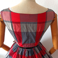 Laden Sie das Bild in den Galerie-Viewer, 1950s - Gorgeous Tartan Cotton  Dress - W27 (68cm)
