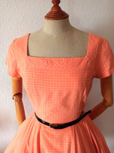Laden Sie das Bild in den Galerie-Viewer, 1950s - PARIS - Adorable Salmon Cotton Day Dress - W26 (66cm)
