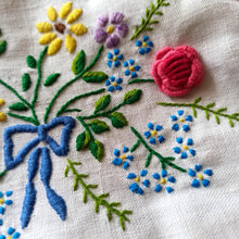 Laden Sie das Bild in den Galerie-Viewer, VTG - Lovely Hand Embroidery Linen Teak Handbag
