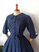 Laden Sie das Bild in den Galerie-Viewer, 1950s - Iconic Dotted French Couture Soft Wool Dress - W27.5 (70cm)
