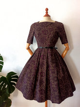 Laden Sie das Bild in den Galerie-Viewer, 1950s 1960s - Autumnal Plum Textured Cotton Dress - W27 (68cm)

