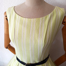 Laden Sie das Bild in den Galerie-Viewer, 1950s 1960s - Gorgeous Lime Heavy Cotton Dress - W26 (66cm)
