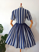 Laden Sie das Bild in den Galerie-Viewer, 1950s - Gorgeous Navy &amp; White Rayon Dress - W30 (76cm)
