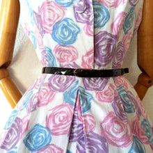 Laden Sie das Bild in den Galerie-Viewer, 1950s - Lovely Abstract Roses Cotton Dress - W28 (72cm)
