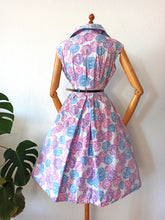 Laden Sie das Bild in den Galerie-Viewer, 1950s - Lovely Abstract Roses Cotton Dress - W28 (72cm)
