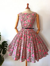 Laden Sie das Bild in den Galerie-Viewer, 1950s - Stunning Autumn Floral Cotton Dress - W28 (72cm)
